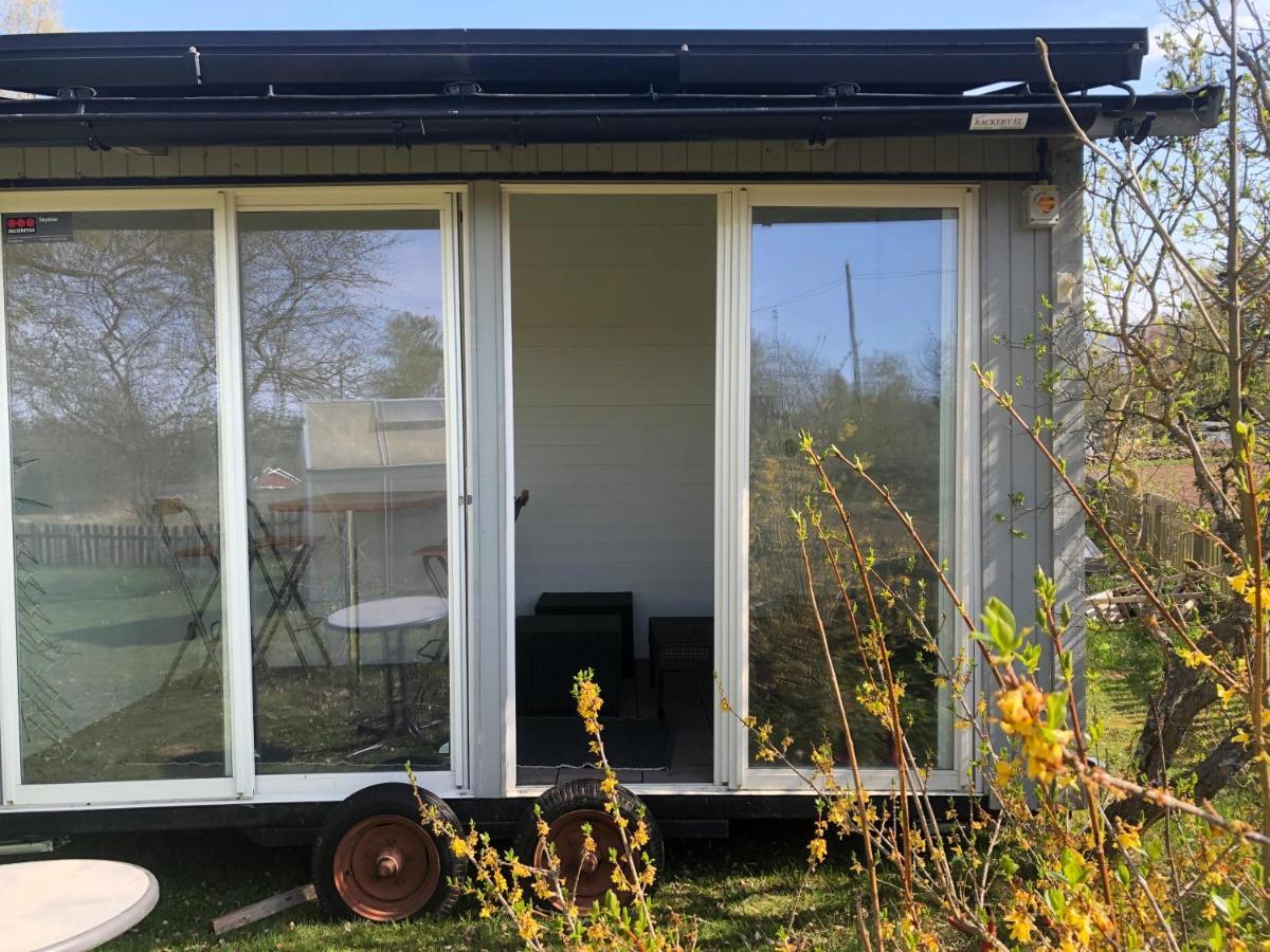 Two Small Guest Houses By Lake Rent Out As One Hjo Exterior foto