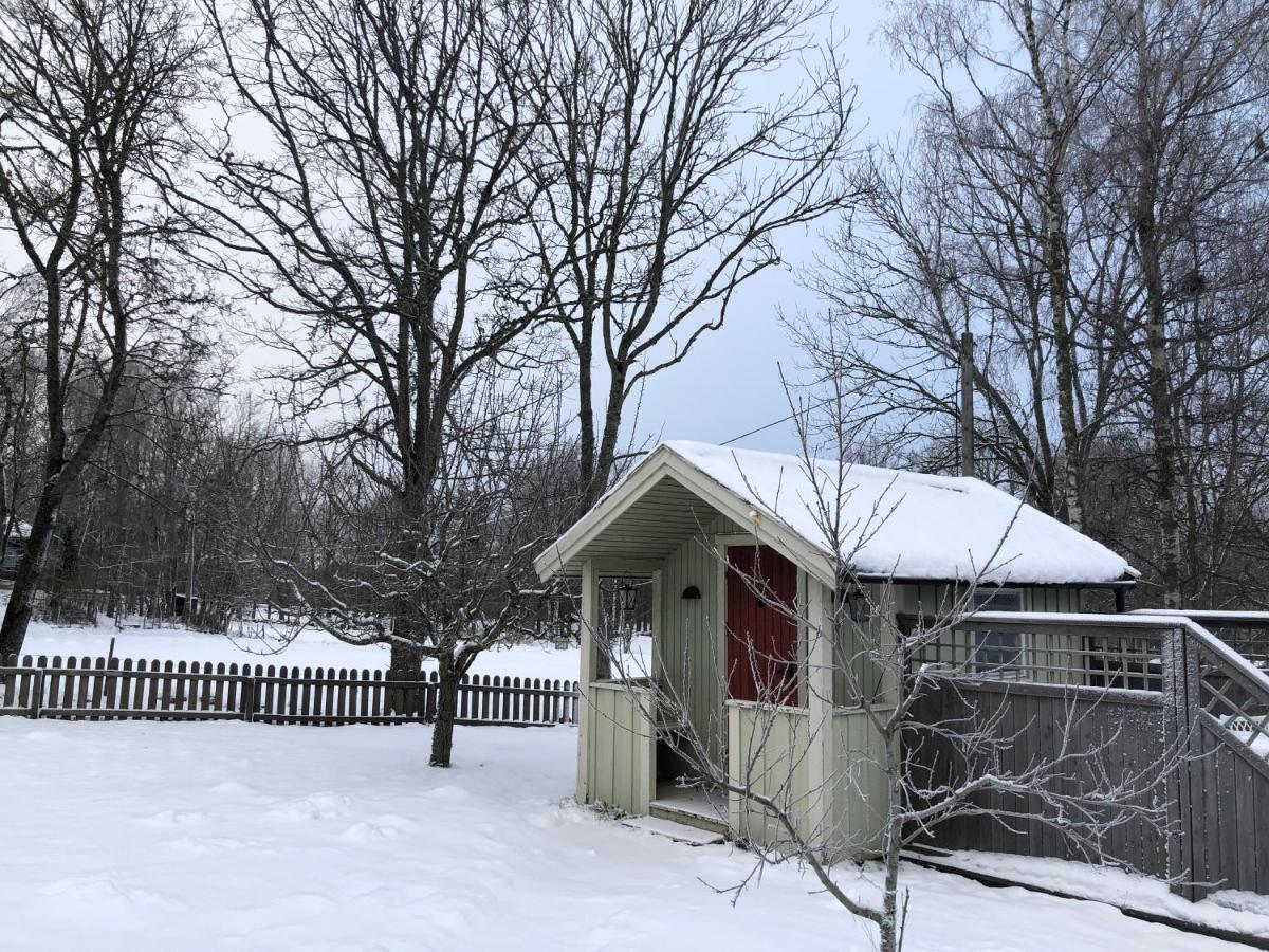 Two Small Guest Houses By Lake Rent Out As One Hjo Exterior foto