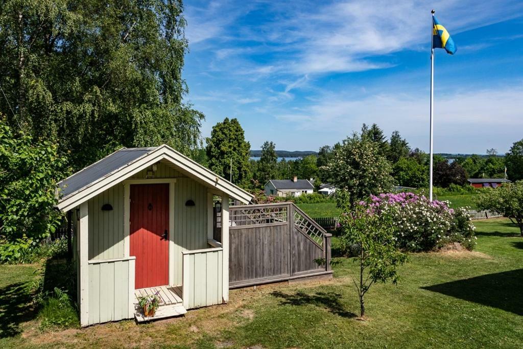 Two Small Guest Houses By Lake Rent Out As One Hjo Exterior foto